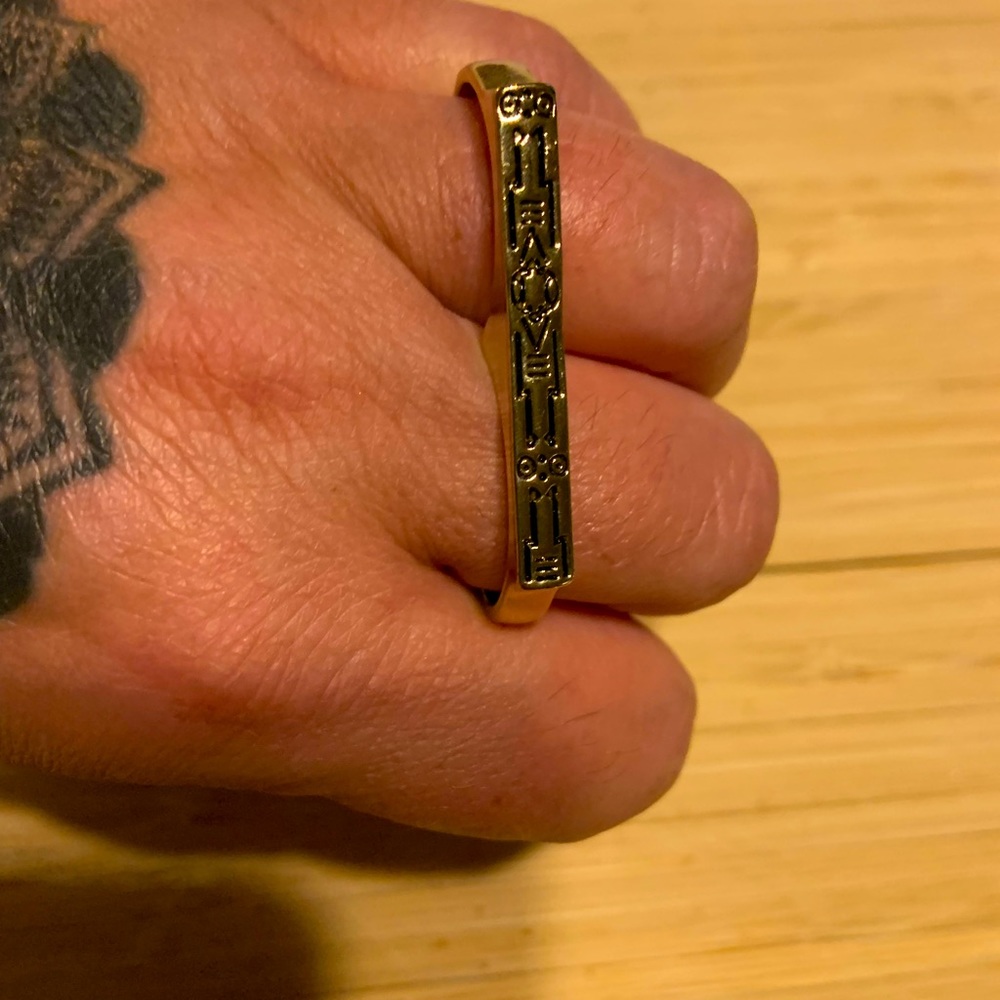 Earthbound ring size 9 worn very lightly no damage